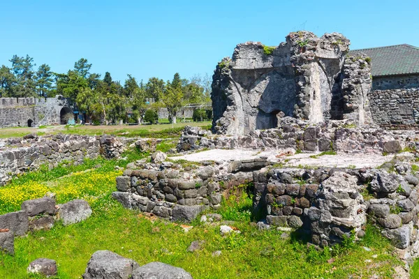 Старая средневековая византийская крепость Гонио Афсарос близ Батуми в Грузии — стоковое фото