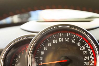 Bir araba hız göstergesi kadeh kapatın.