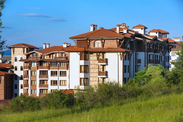 Wooden chalet hotel houses and summer mountains panorama in bulgarian ski resort Bansko, Bulgaria — Stock Photo, Image