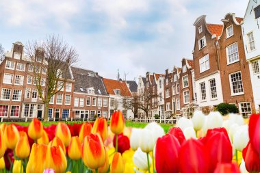 Amsterdam, Hollanda tarihi evleriyle Begijnhof avlu