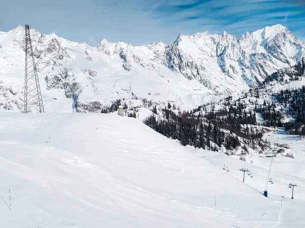 Skipistes in de bergen van Chamonix winter resort, Franse Alpen — Stockfoto