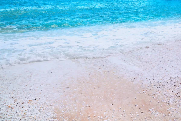 Achtergrondstructuur van marmer strand stenen en golven in Thassos, Griekenland — Stockfoto