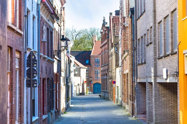 Vista sulla strada con case medievali tradizionali, persone a Bruges, Belguim — Foto Stock