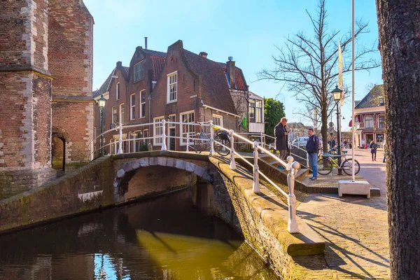Vista de la calle con casas y canal en Delft, Holanda al atardecer — Foto de Stock