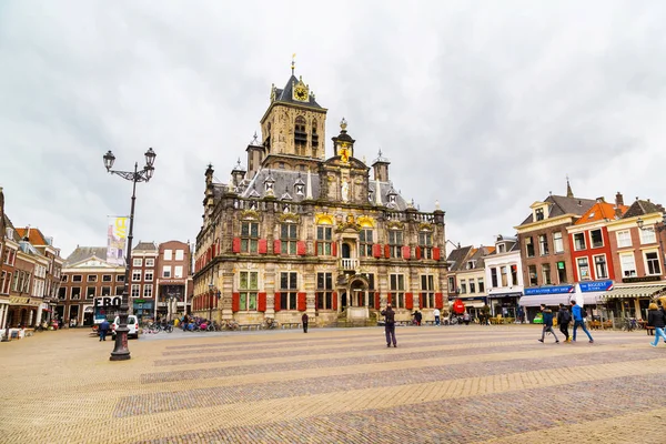 Stadhuis ou Prefeitura, Praça Markt, casas, pessoas em Delft, Holanda — Fotografia de Stock