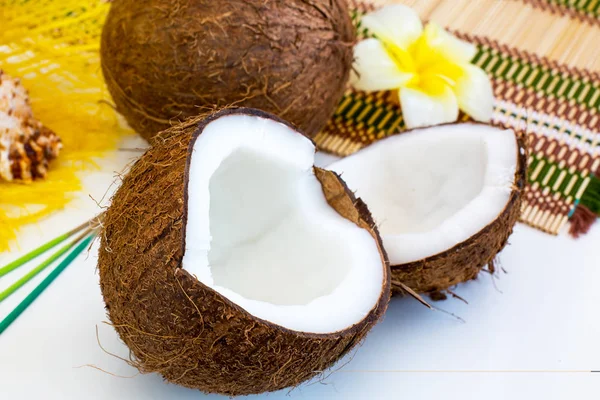 Натюрморт с двумя частями спелого свежего кокоса — стоковое фото