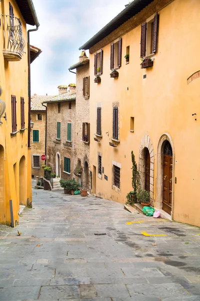 Toskania, ulica widok średniowiecznej miejscowości Montepulciano — Zdjęcie stockowe
