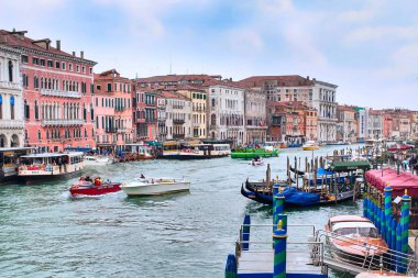 Gün görünümü kanal Venedik, evler ve tekne