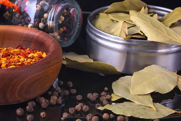 Especias y hierbas, hoja de laurel, pimienta negra y tazón de madera de hojuelas de chile —  Fotos de Stock