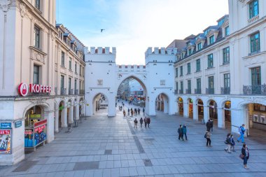Neuhauser Street ve Karlsplatz kapısı Münih, Almanya
