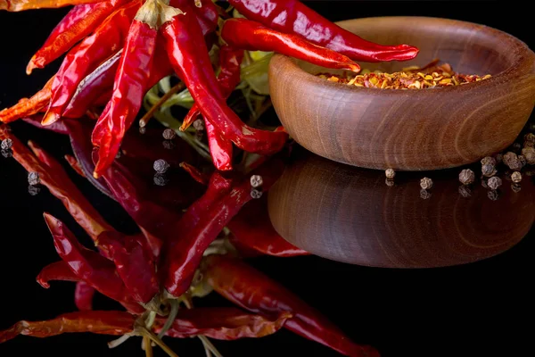 Chili paprika på en svart bakgrund — Stockfoto