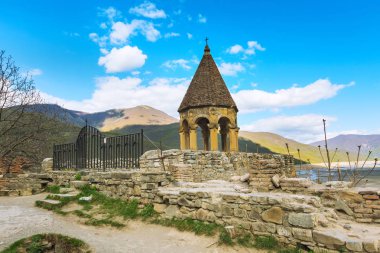 Gürcistan 'daki Aragvi Nehri' ndeki Ananuri şatosu