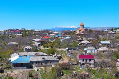 Kilise ve Kafkasya dağ zirveleri ile Ahıska, Gürcistan havadan görünümü