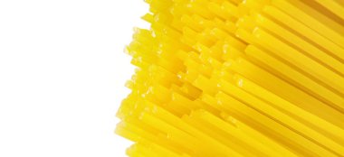 Gıda arka plan ile pişmemiş makarna spagetti beyaz arka planda, boşaltmak kapat