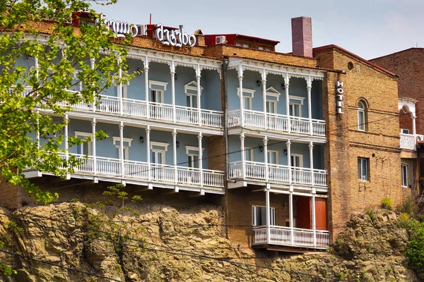 Häuser mit traditionellen Holzschnitzereien Balkone der Altstadt von Tiflis, Republik Georgien — Stockfoto