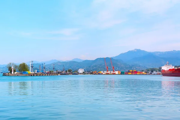 Paisaje panorámico de la ciudad con el puerto marítimo de Batumi en verano — Foto de Stock