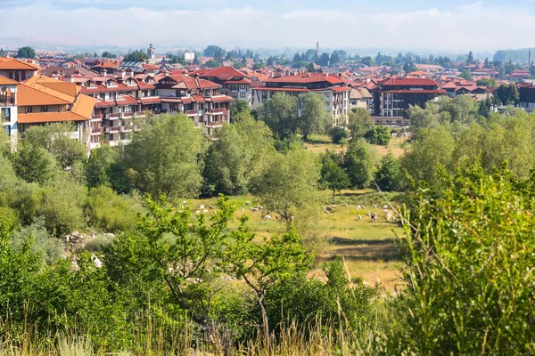 Panorama de verano en el balneario búlgaro Bansko, Bulgaria — Foto de Stock