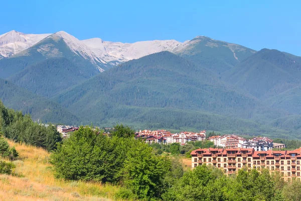 Panorama de verano en el balneario búlgaro Bansko, Bulgaria — Foto de Stock