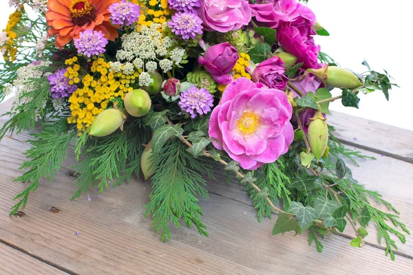 Bouquet di fiori diversi su sfondo di legno — Foto Stock