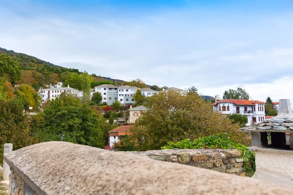Красочные осенние деревья и горная деревня с воздуха — стоковое фото