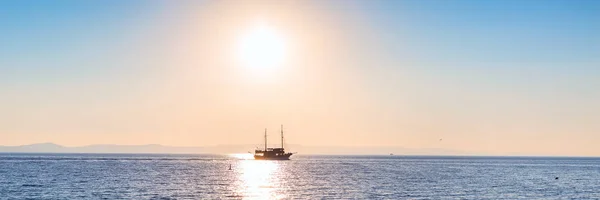 Puesta de sol en el mar con velero — Foto de Stock