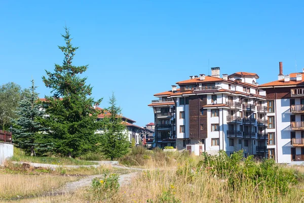 Wooden chalet hotel houses and summer mountains panorama in bulgarian ski resort Bansko, Bulgaria — Stock Photo, Image