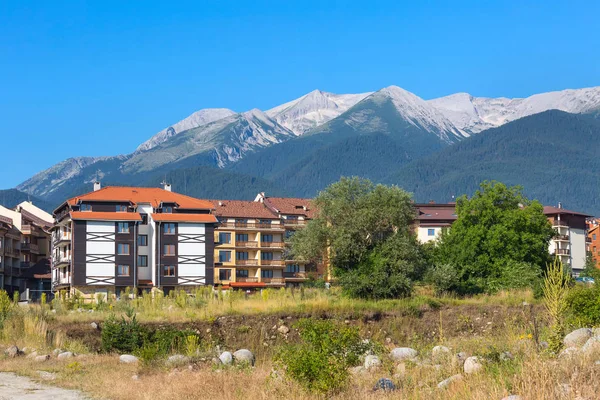 Hölzerne Chalet-Hotel-Häuser und Sommer-Bergpanorama im bulgarischen Skigebiet bansko, Bulgarien — Stockfoto