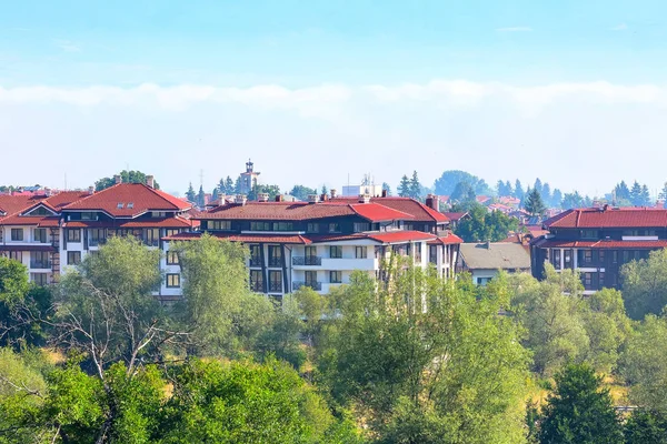 Sommar panorama i bulgariska alla säsongen resort Bansko, Bulgarien — Stockfoto