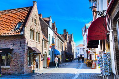 Cadde görünümü ile Ortaçağ geleneksel evler, Bruges, Belguim insanlarda