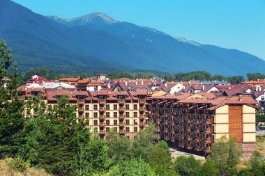 Ahşap chalet hotel evleri ve yaz dağlar panorama Bansko, Bulgaristan, Bulgaristan Kayak merkezinde