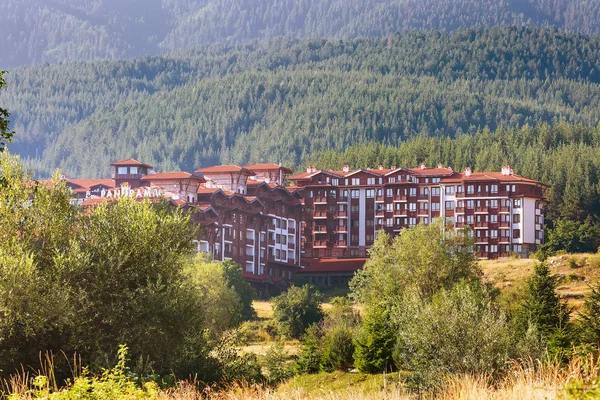 Ahşap chalet hotel evleri ve yaz dağlar panorama Bansko, Bulgaristan, Bulgaristan Kayak merkezinde