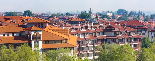 Trä chalet hotel hus och sommaren bergen panorama i bulgariska skidorten Bansko, Bulgarien — Stockfoto