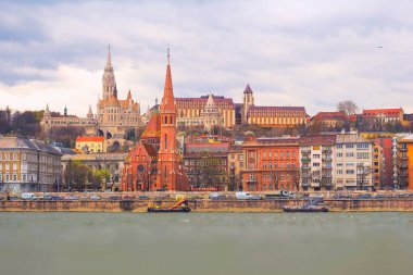 St Matthias kilise ile Budapeşte'Buda yan görünümü