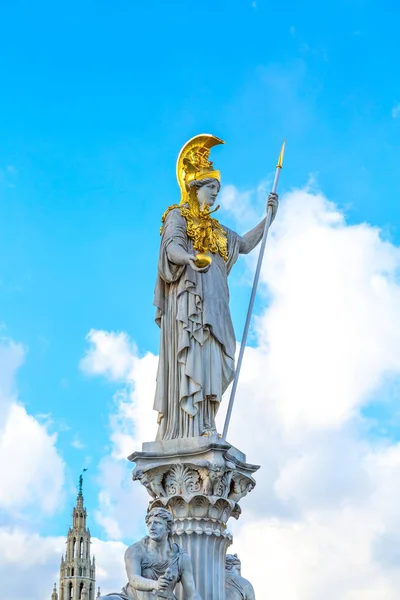 Estátua de Pallas Athena em frente ao Parlamento Austríaco, Viena, Áustria contra o fundo azul do céu nublado — Fotografia de Stock