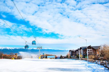 Ski resort Bansko, Bulgaristan, insanlar, dağlar görüş