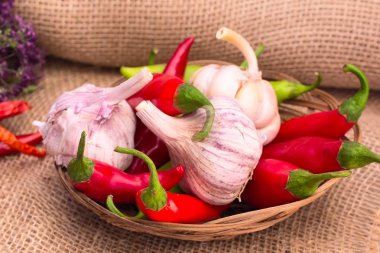 sarımsak, yeşil ve kırmızı biber sıcak