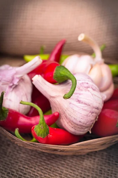 Hvitløk, grønn og rød chili-paprika – stockfoto