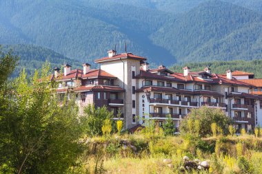 Ahşap chalet hotel evleri ve yaz dağlar panorama Bansko, Bulgaristan, Bulgaristan Kayak merkezinde