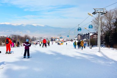 Ski resort Bansko, Bulgaristan, insanlar, dağlar görüş