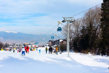 Ski resort Bansko, Bulgaristan, insanlar, dağlar görüş