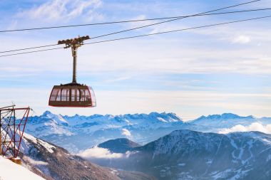 Kış sporları teleferik, dağ zirveleri ile arka plan seyahat