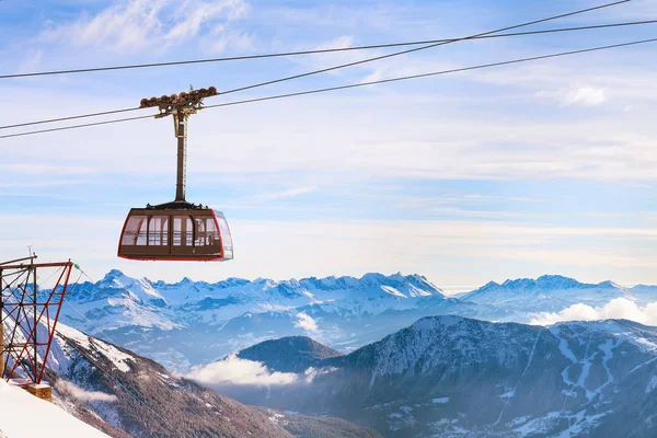 Esportes de inverno viagem fundo com teleférico, picos de montanha — Fotografia de Stock
