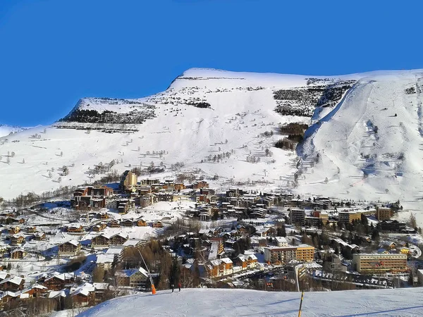 Les2Alpes station de ski ville et pistes vue aérienne, France — Photo