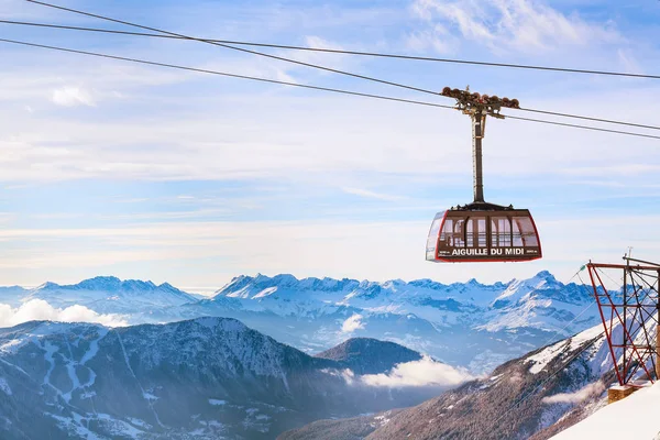 Sports d'hiver fond de voyage avec téléphérique, sommets de montagne — Photo