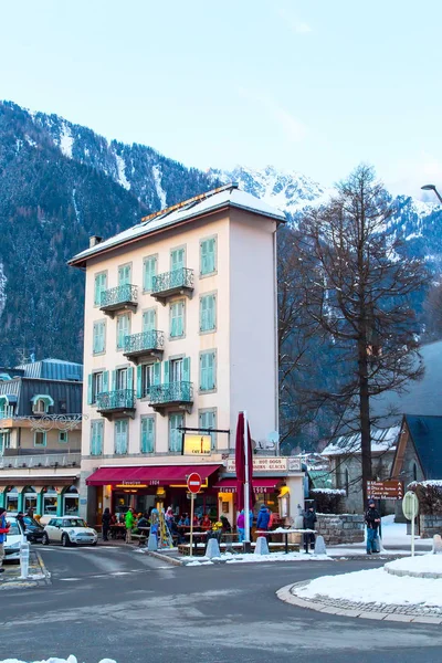 Hotel, Cafe i bar w domu wąskie, Chamonix, Francja — Zdjęcie stockowe