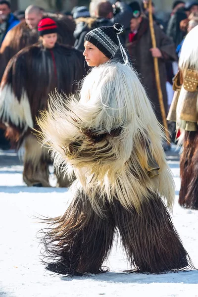 불가리아에 있는 전통적인 Kukeri 의상 축제 — 스톡 사진