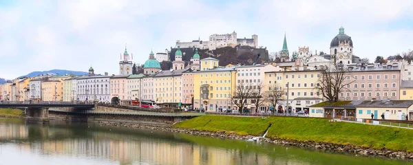 Salzburg Kalesi partnerliğindeki nehir Avusturya karşısında