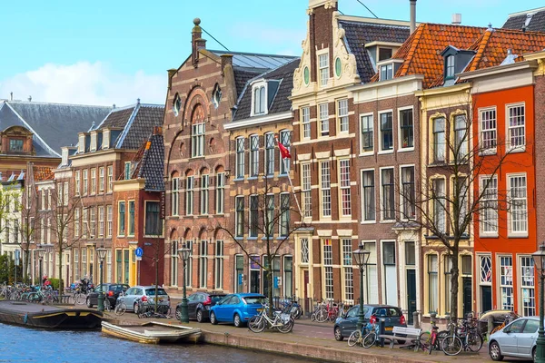 Traditionele huizen, kanaal perspectief in Leiden, Nederland — Stockfoto