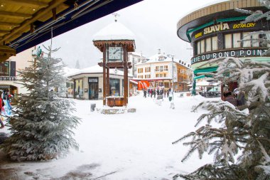 Saat ve Chamonix meydanda restoranda