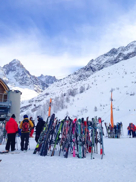 Ski's en hellingen uitzicht op Les Grands Montets skigebied in de buurt van Chamonix — Stockfoto